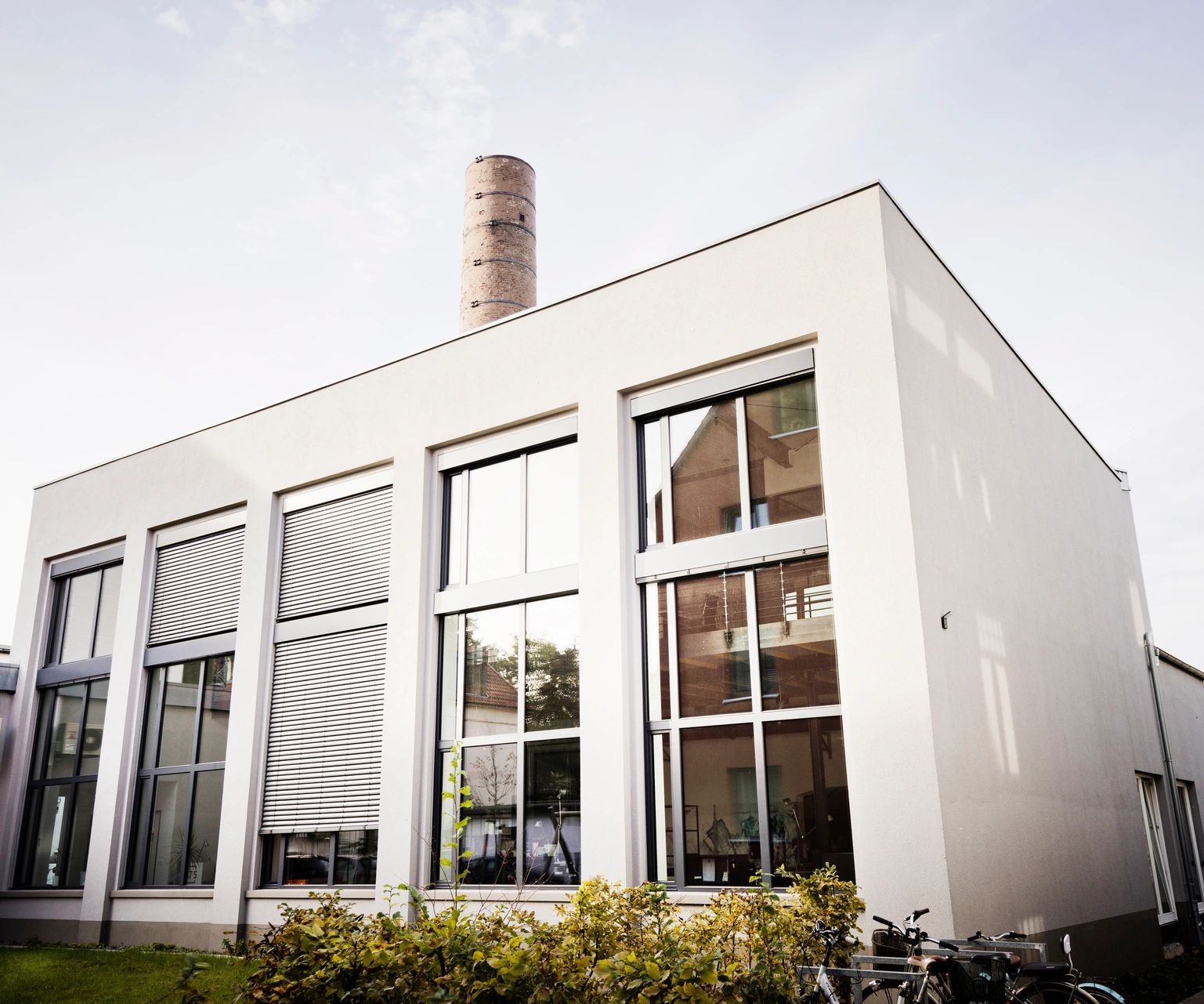 moderner-flachbau-gebaeudeansicht Außenansicht eines modernen Flachbaus mit großen Fensterflächen