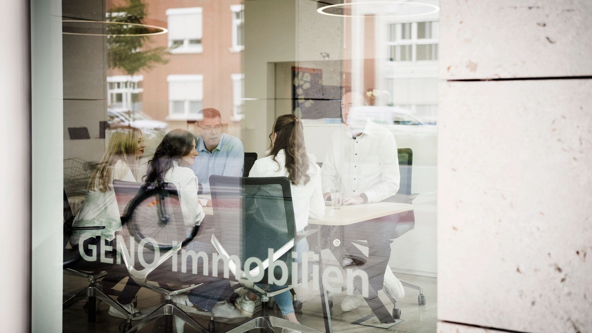 Teammeeting von GENO Immobilien im Besprechungsraum